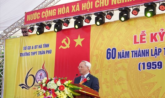 Phó Chủ tịch Quốc hội Uông Chu Lưu chúc mừng thành tích của trường THPT Trần Phú. Ảnh: QĐ