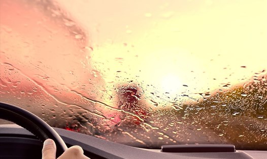 Điều khiển xe trong thời tiết mưa bão luôn rình rập nhiều mối nguy hiểm bất ngờ. Ảnh ST.