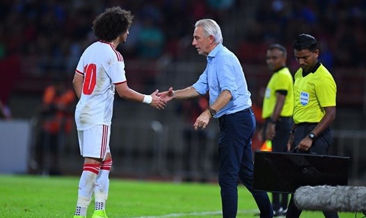 Huấn luyện viên Best Van Marwijk đang âm ỉ mâu thuẫn với LĐBĐ UAE sau trận thua 1-2 trước Thái Lan. Ảnh: FAT