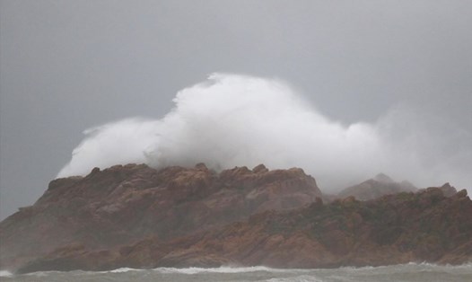 Sóng cao ở bờ biển Quy Nhơn trước khi bão vào. Ảnh: Sơn Tùng.