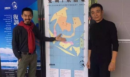 Trần Lương (bên phải), trước poster không có đường lưỡi bò. Ảnh: NVCC