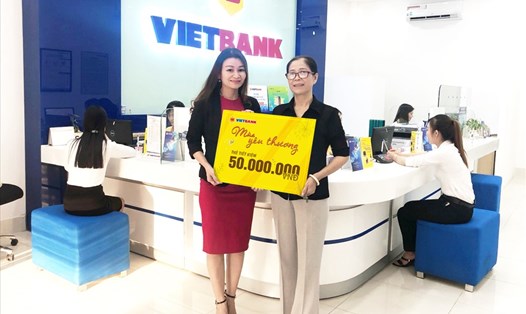 Bà Võ Thị Ngọc Ba – Phó Giám đốc Phòng giao dịch Kế Sách của Vietbank trao giải thưởng cho khách hàng Lâm Ngọc Yến trúng giải Nhất 50 triệu đồng.