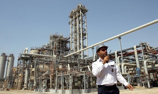 Một nhân viên bảo vệ bên ngoài Khu liên hợp hóa dầu Mahshahr ở tỉnh Khuzestan phía tây nam, một khu vực giàu dầu mỏ của Iran. Ảnh: AFP/Getty Images