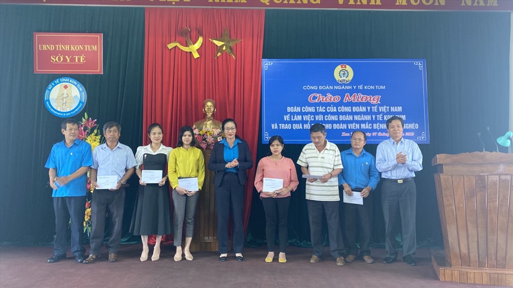 Đồng chí Phạm Thanh Bình, Chủ tịch Công đoàn Y tế Việt Nam trao hỗ trợ cho đoàn viên Công đoàn bị bệnh hiểm nghèo.