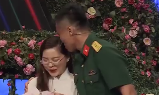 Thượng úy Võ Hoàng Phụng đến từ Bến Tre và cô giáo mầm non Nguyễn Thị Thảo. Ảnh cắt từ clip