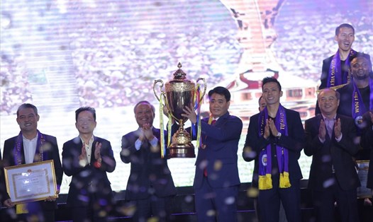 Ông Nguyễn Đức Chung - Chủ tịch UBND TP.Hà Nội đại diện cho người hâm mộ thủ đô nhận chiếc Cup vô địch V-League 2019 từ CLB Bóng đá Hà Nội. Ảnh: T&T