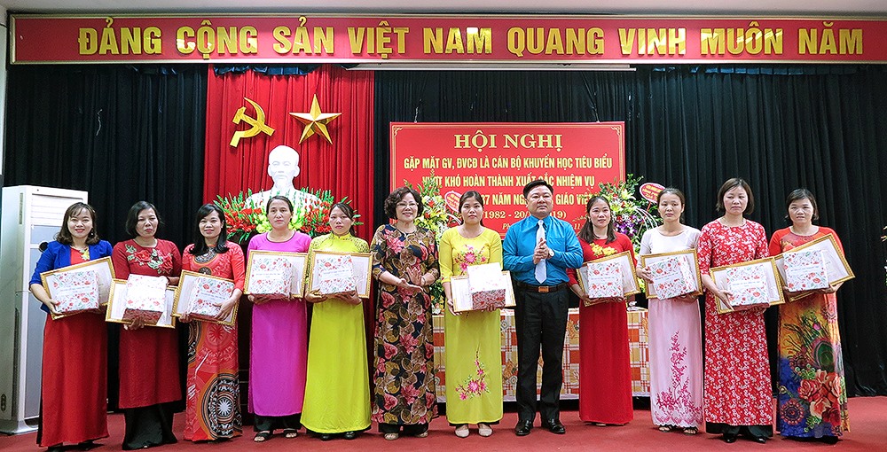 Lãnh đạo Liên đoàn Lao động tỉnh tặng Bằng khen tới các giáo viên, đoàn viên công đoàn.