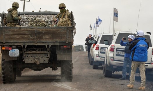 OSCE giám sát việc rút quân của quân đội Ukraina. Ảnh: Reuters