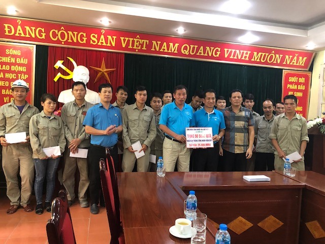Lãnh đạo Công đoàn Công nghiệp Hoá chất Việt Nam tặng quà công nhân lao động có hoàn cảnh khó khăn. Ảnh: H.T