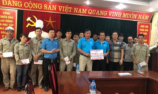 Lãnh đạo Công đoàn Công nghiệp Hoá chất Việt Nam tặng quà công nhân lao động có hoàn cảnh khó khăn. Ảnh: H.T