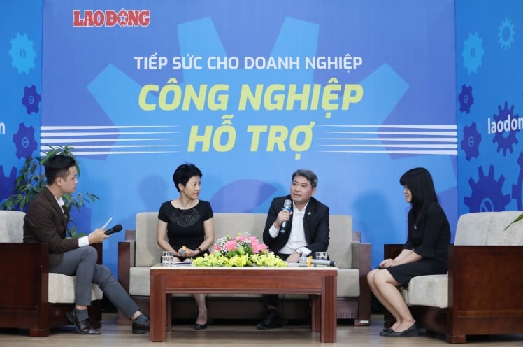 Các khách mời ttham gia buổi tọa đàm "Tiếp sức cho doanh nghiệp Công nghiệp hỗ trợ". Ảnh: Tô Thế