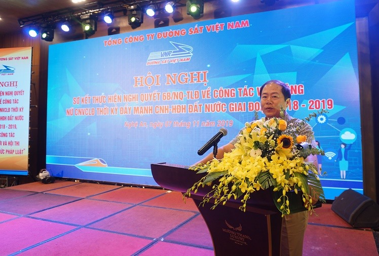 Bí thư, Chủ tịch HĐTV, Trưởng ban VSTBPN Tổng công ty ĐSVN phát biểu tại hội nghị