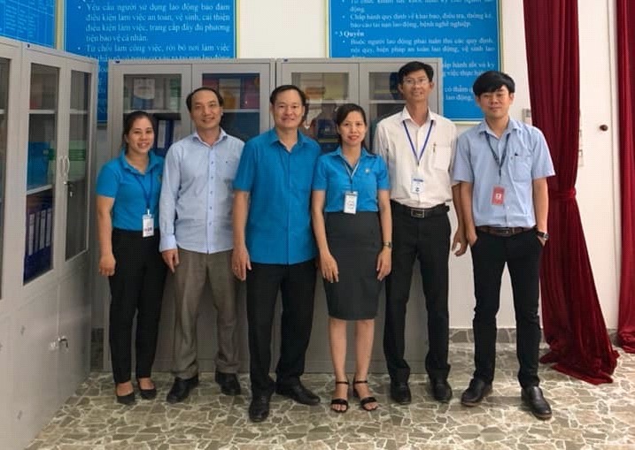 Phó Chủ tịch LĐLĐ tỉnh Mạc Đình Huấn bàn giao “Góc Bảo hộ lao động” cho Công đoàn Công ty TNHH New Apparel Far Eastern (VN).