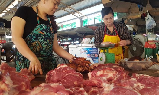 Giá lợn hơi tăng sốc đẩy giá thịt lợn trên thị trường tăng cao, có nơi lên tới 200.000 đồng/kg. Ảnh: KH.V