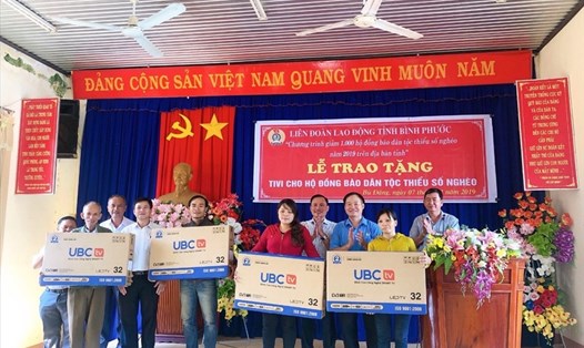 Đồng chí  Mạc Đình Huấn – Phó Chủ tịch LĐLĐ tỉnh trao Tivi cho các hộ đồng bào nghèo.