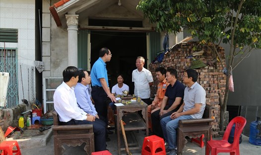 Đồng chí Đỗ Đức Hùng - Phó Chủ tịch Công đoàn Điện lực Việt Nam (thứ ba từ trái sang) động viên gia đình đoàn viên bị hoả hoạn. Ảnh: V.A