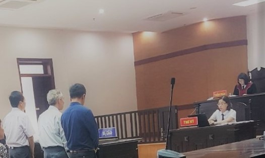 Ba bị cáo nguyên là cán bộ xã Canh Nậu (bên trái, đứng) tại phiên tòa phúc thẩm.