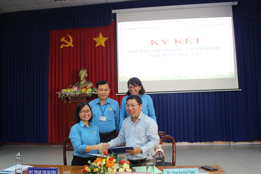 Bà Phạm Thị Quyên - Phó Chủ tịch LĐLĐ tỉnh và ông Nguyễn Đại Tánh - Phó Giám đốc Sở LĐTBXH tỉnh Long An ký kết Chương trình phối hợp 2019 - 2023. Ảnh: K.Q