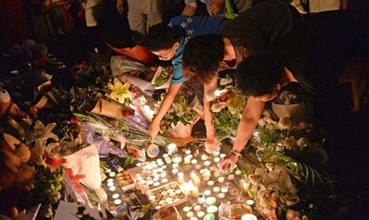 Thắp nến cầu nguyện tưởng niệm các nạn nhân trong vụ tấn công bằng dao trường học ở Thượng Hải năm 2018. Ảnh: AFP.