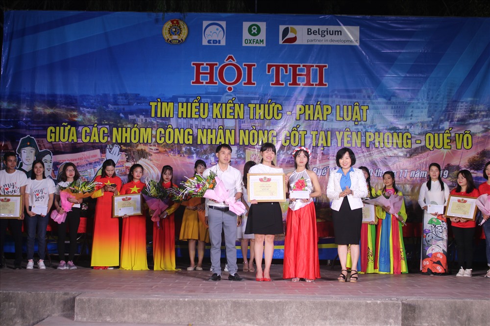 Chủ tịch LĐLĐ tỉnh Bắc Ninh Nguyễn Thị Vân Hà trao chứng nhận cho đội đạt giải Nhất.