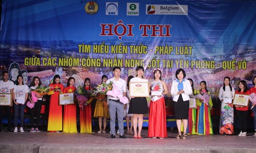 Chủ tịch LĐLĐ tỉnh Bắc Ninh Nguyễn Thị Vân Hà trao chứng nhận cho đội đạt giải Nhất.
