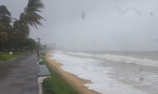 Bắt đầu nổi sóng và gió to dọc Thành phố Quy Nhơn trước khi bão số 5 đổ bộ. Ảnh: Nguyễn Tri.