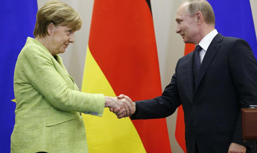 Tổng thống Nga Vladimir Putin và Thủ tướng Đức Angela Merkel trong một cuộc gặp năm 2017. Ảnh: Twitter