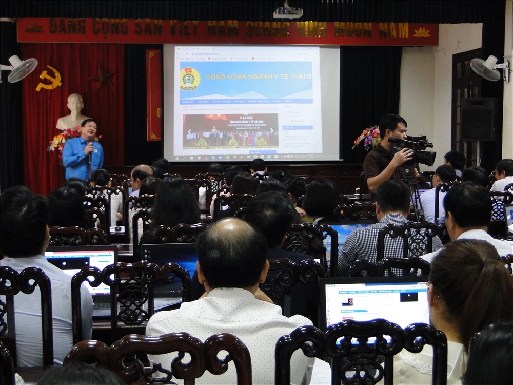 Các đại biểu nghe giới thiệu về website.