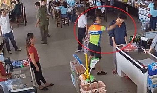 Thượng úy Nguyễn Xô Việt tát vào mặt nhân viên trạm dừng nghỉ (ảnh cắt từ clip).