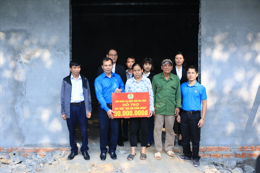 Lãnh đạo LĐLĐ tỉnh Hòa Bình, CĐ ngành Công thương tỉnh trao hỗ trợ cho chị Đinh Thị Huế.