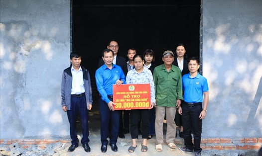 Lãnh đạo LĐLĐ tỉnh Hòa Bình, CĐ ngành Công thương tỉnh trao hỗ trợ cho chị Đinh Thị Huế.