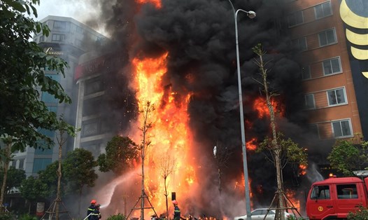 Một vụ cháy lớn xảy ra tại quận Cầu Giấy, Hà Nội vào năm 2016. Ảnh LDO.