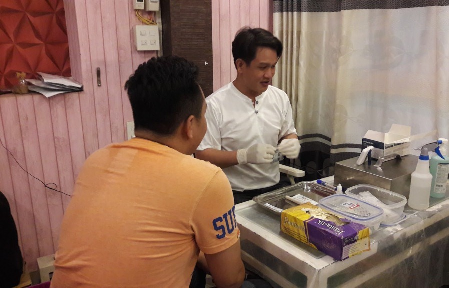 Tư vấn viên lấy máu xét nghiệm cho đối tượng MSM. Ảnh: THÙY LINH