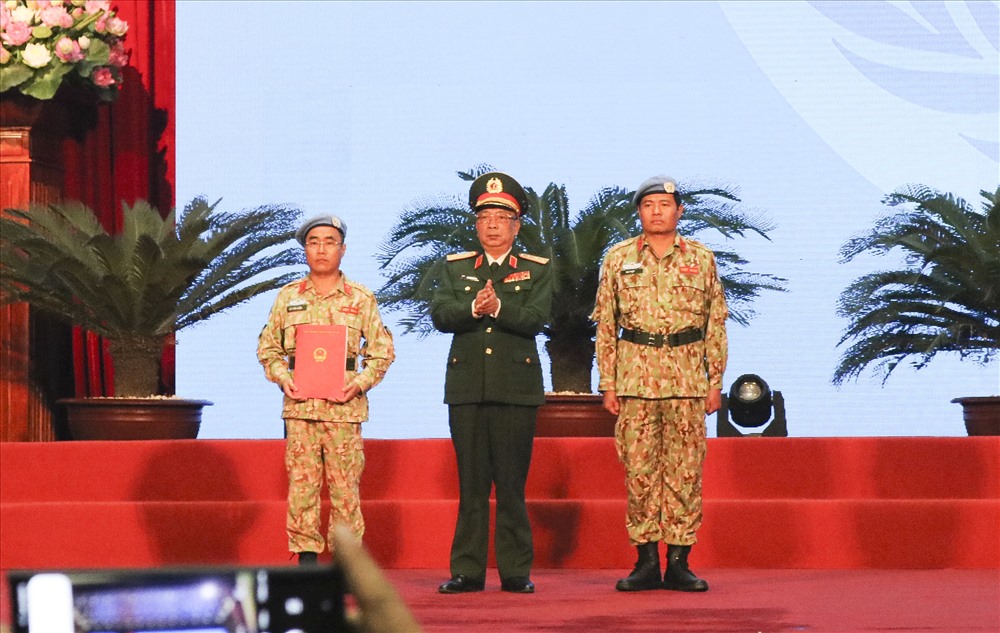 Thứ trưởng Bộ Quốc phòng Nguyễn Chí Vịnh trao quyết định của Chủ tịch Nước cho Bệnh viện dã chiến cấp 2 số 2. Ảnh Trần Vương