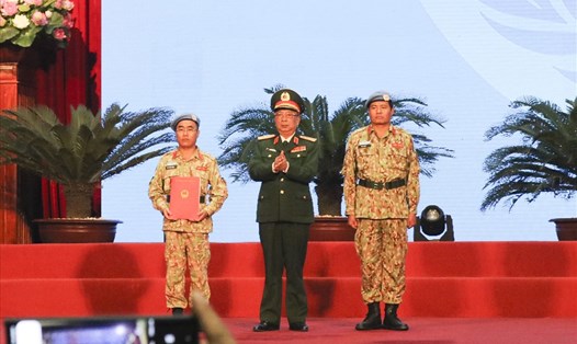 Thứ trưởng Bộ Quốc phòng Nguyễn Chí Vịnh trao quyết định của Chủ tịch Nước cho Bệnh viện dã chiến cấp 2 số 2. Ảnh Trần Vương
