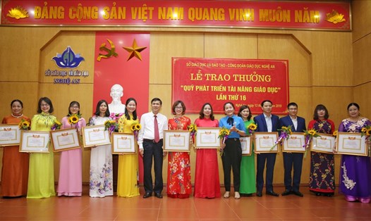 Lãnh đạo Sở GD-ĐT - LĐLĐ tỉnh Nghệ An trao thưởng cho các nhà giáo. Ảnh: PV