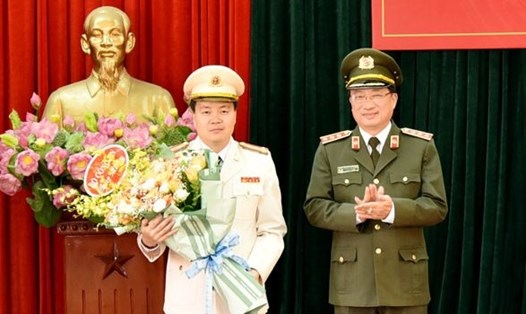 Thượng tướng Nguyễn Văn Thành - Thứ trưởng Bộ Công an chúc mừng đại tá Nguyễn Ngọc Vân. Ảnh VGP