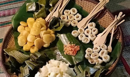 Mâm bánh khoai mì của người Bahnar – Kbang, Ảnh: Phan Ngọc Diệp