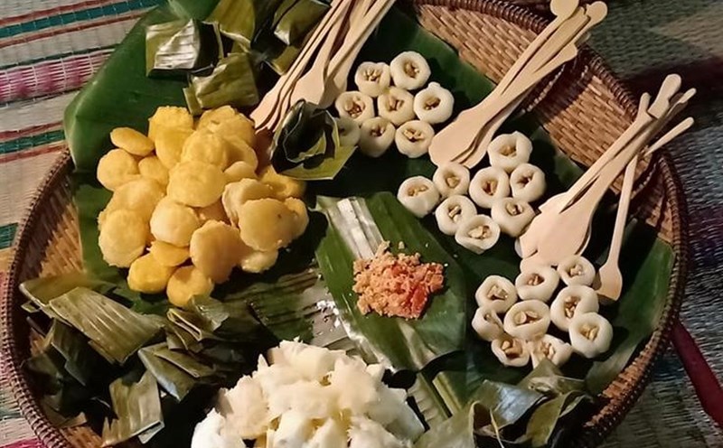 Mâm bánh khoai mì của người Bahnar – Kbang, Ảnh: Phan Ngọc Diệp