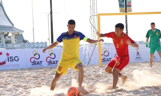 Bóng đá bãi biển Việt Nam đánh bại đối thủ khách mời Trung Quốc ở trận ra quân giải Đông Nam Á. Ảnh: T.L