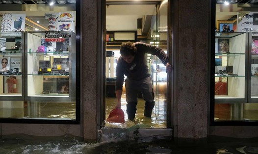 Nước tràn vào bên trong các tiệm cà phê, cửa hàng và nhà dân khi triều cường đạt đỉnh trong 50 năm ở Venice. Ảnh: The Guardian.