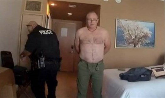 Cảnh sát đến bắt phi công Andrew Collins tại phòng khách sạn. Ảnh: Cảnh sát Denver