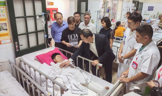 Phó Chủ tịch Ủy ban An toàn giao thông Quốc gia - Khuất Việt Hùng thăm nạn nhân bị TNGT tại Bệnh viện Việt Đức. Ảnh ĐT