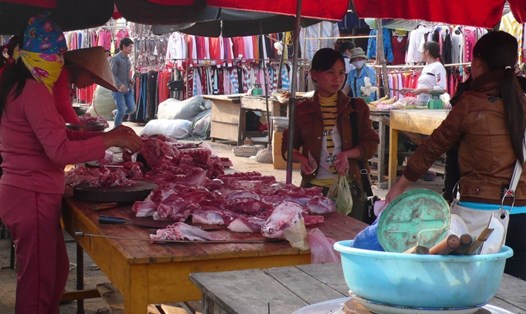 Công nhân KCN Thăng Long (Đông Anh, Hà Nội) cân nhắc khi đứng trước quầy thịt lợn. Ảnh: V.L