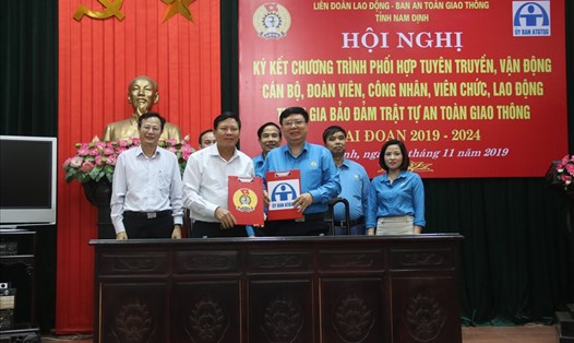 Lãnh đạo Liên đoàn Lao động tỉnh Nam Định và Ban An toàn giao thông tỉnh Nam Định ký kết Chương trình phối hợp.