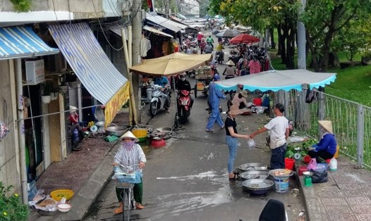 Buôn bán lấn chiếm trên đường Trường Sa - trước chợ Thị Nghè (quận Bình Thạnh, TPHCM). Ảnh: MINH QUÂN