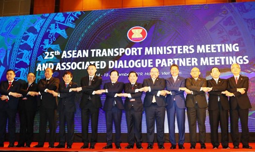 Phó Thủ tướng Chính phủ Trịnh Đình Dũng chụp ảnh cùng Bộ trưởng Giao thông Vận tải các nước ASEAN.