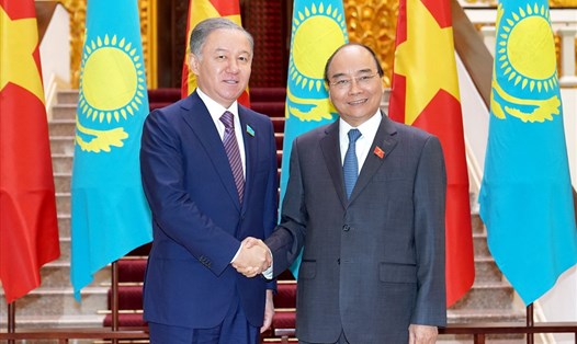 Thủ tướng Nguyễn Xuân Phúc và Chủ tịch Hạ viện Kazakhstan Nurlan Nigmatulin. Ảnh: VGP.