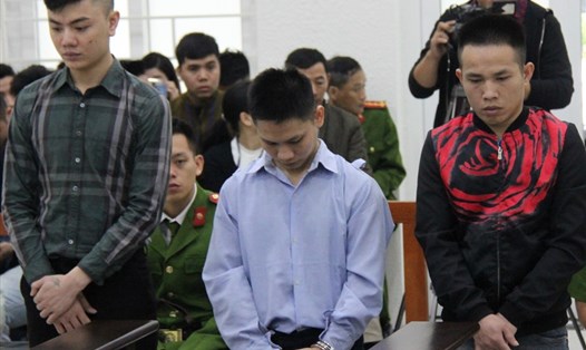 Bị cáo Biết (áo xanh, ở giữa) cùng đồng phạm tại phiên tòa sơ thẩm.