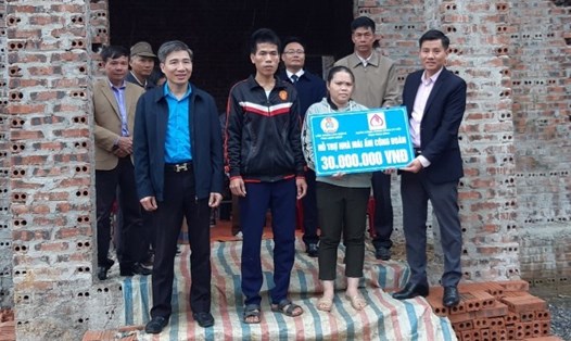 Đại diện lãnh đạo LĐLĐ tỉnh Ninh Bình trao tiền hỗ trợ cho gia đình anh Phạm Văn Khởi. Ảnh: NT